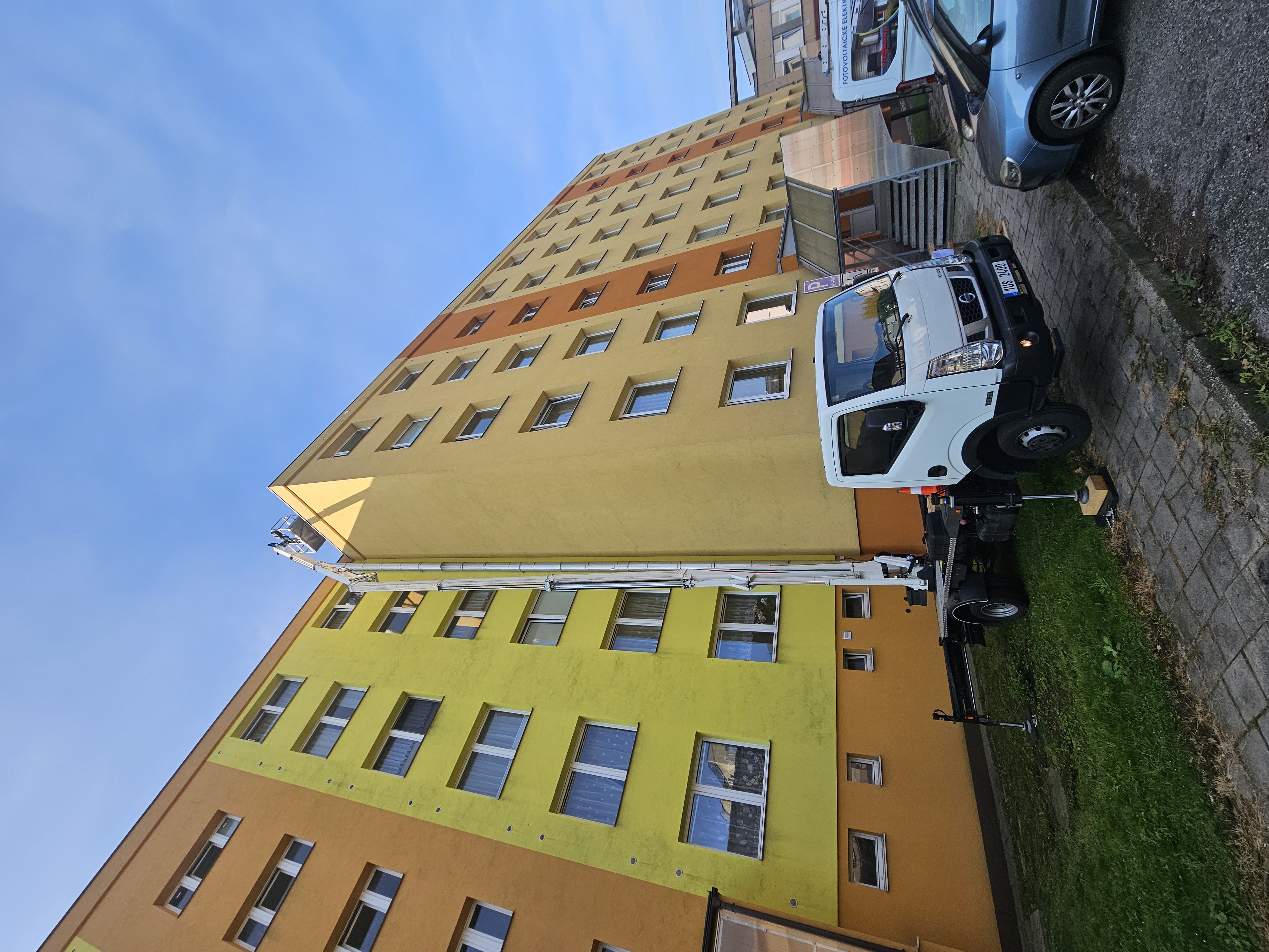 Práce na fasádě panelového domu s autoplošinou Cela DT25