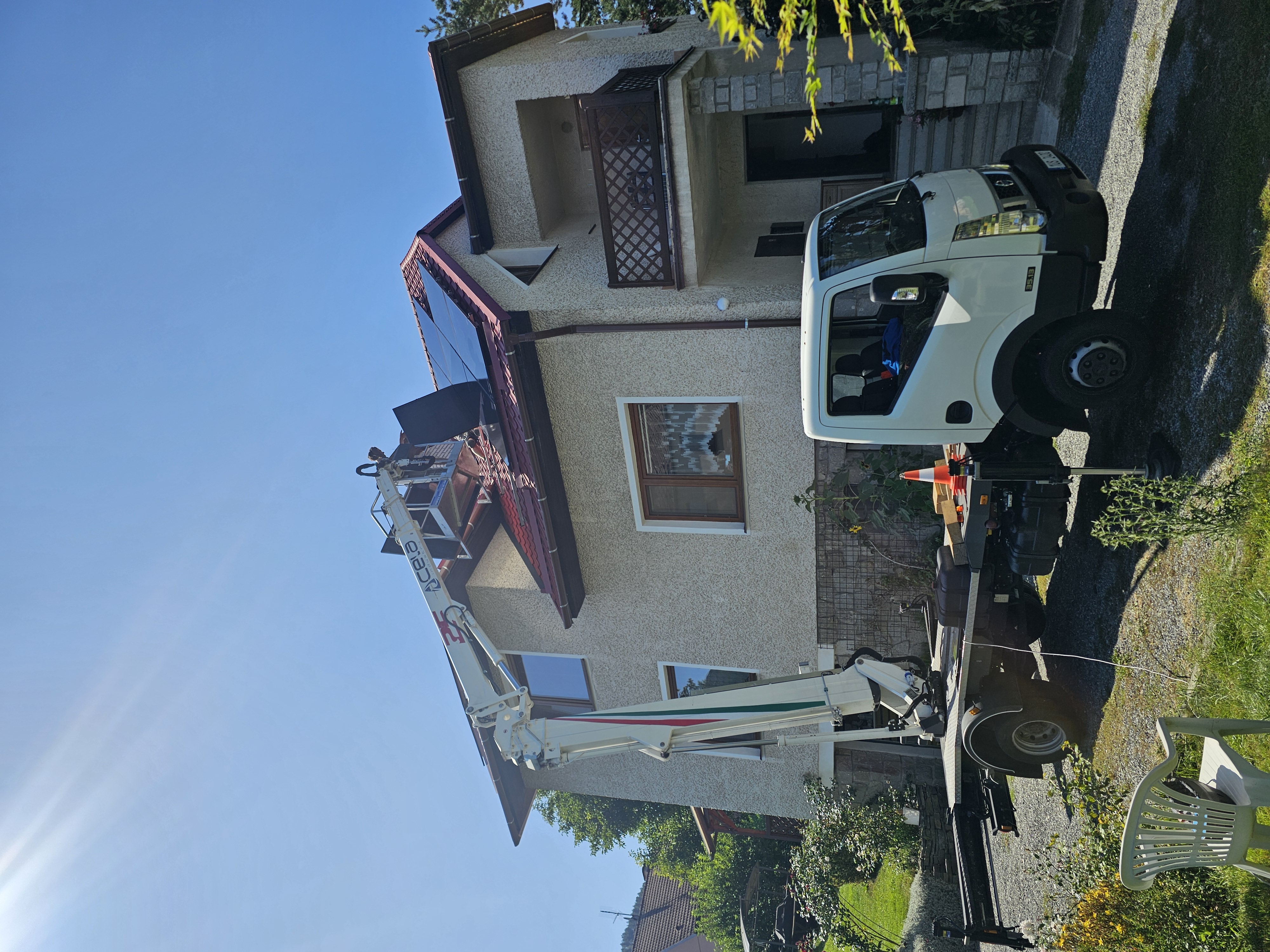 Plošina Cela DT25 při montáži fotovoltaiky na rodinném domě