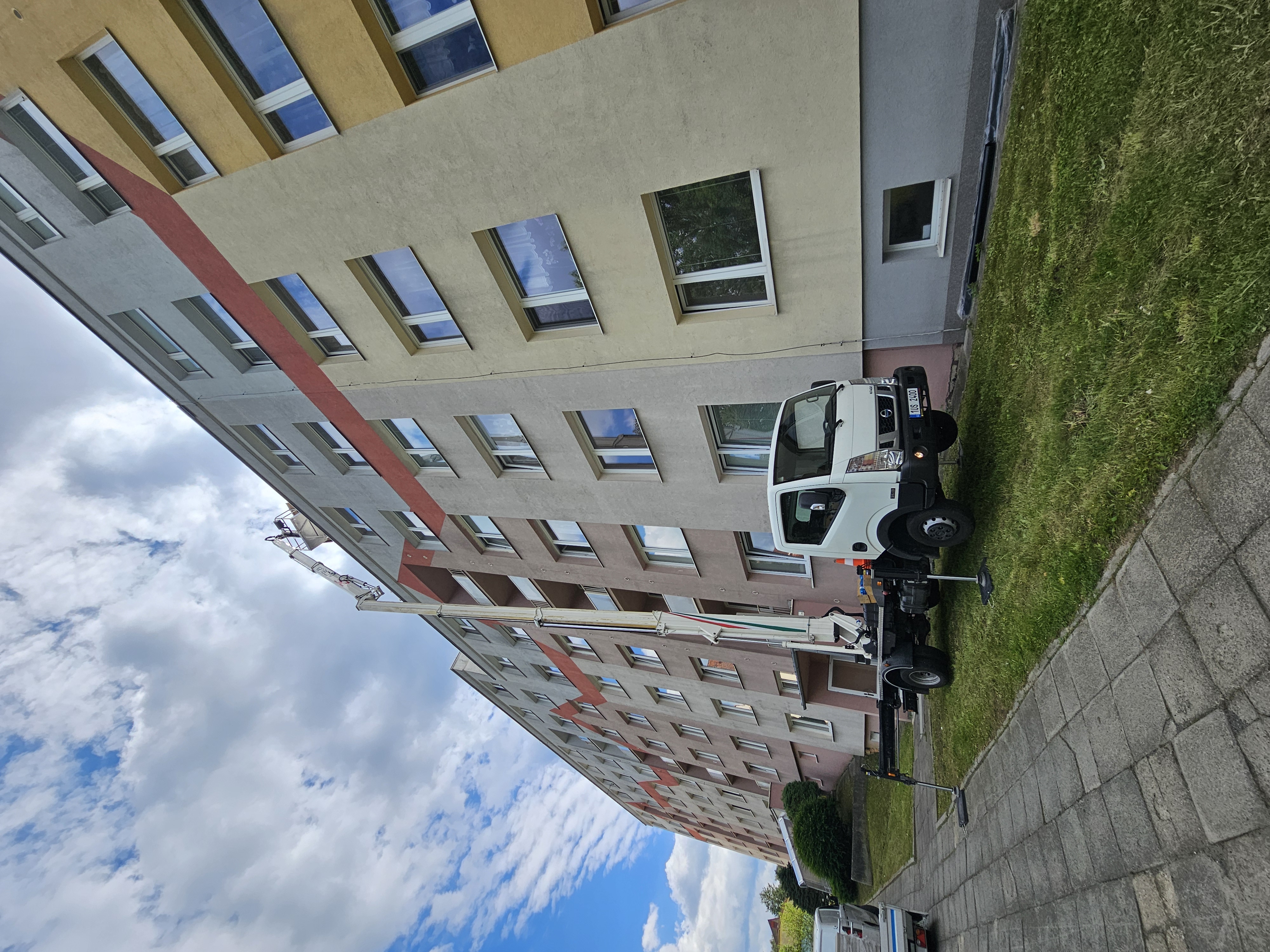 Fasádní práce s autoplošinou — pohled zboku
